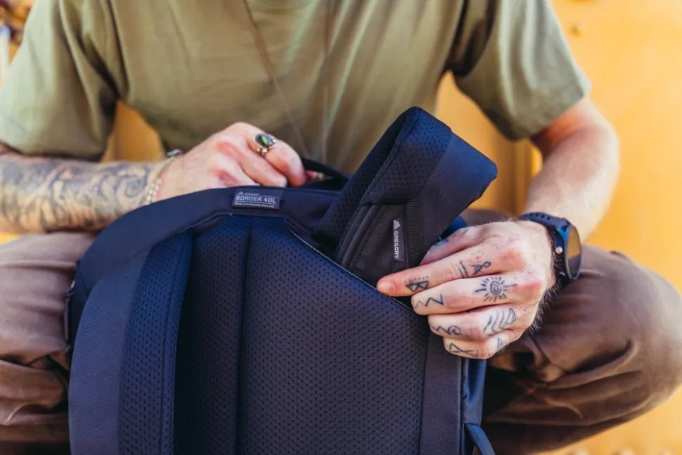Gregory Border Carry On 40 Matkareppu, Musta