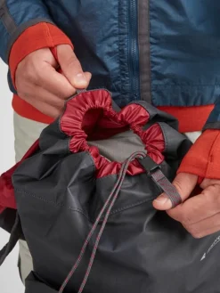 Klattermusen Fjorm Backpack Vaellusreppu, Musta